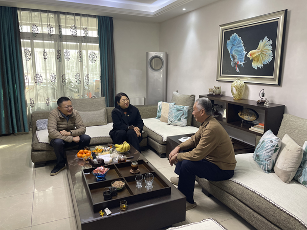 省城市更新集团等三家公司工会探望慰问退休职工